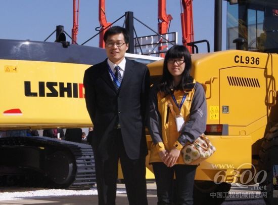 山东力士德工程机械进出口有限公司市场部技术经理高建华先生与本网编辑合影