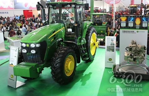 位于展台中间的7M系列2204拖拉机备受瞩目