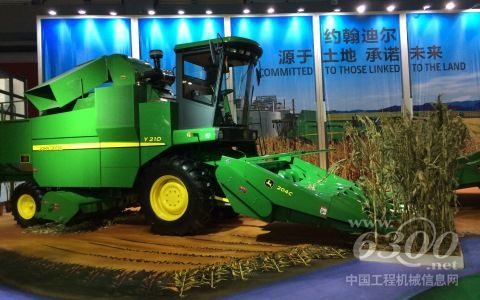 配备静液压驱动行走装置和茎秆铺放装置的约翰迪尔Y210自走式玉米收获机