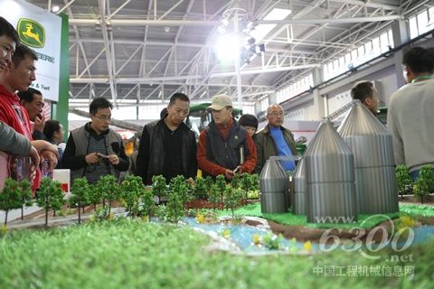 众多用户驻足观看位于展台中心的沙盘