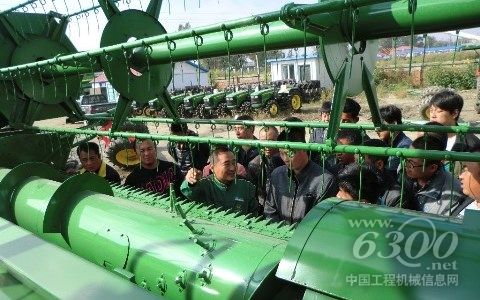 约翰迪尔经销商服务人员为用户做现场培训