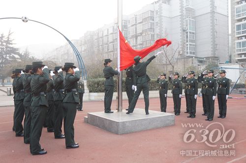 高级技校：女子国旗护卫方队戎装亮相