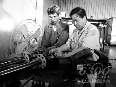 盖军衔右在维修设备资料图